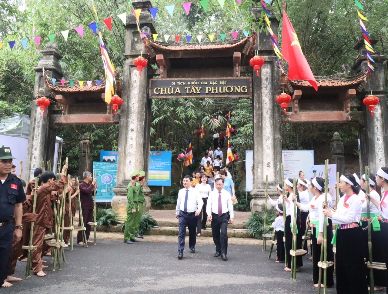 Lễ hội chùa Tây Phương diễn ra vào tháng 3 âm lịch